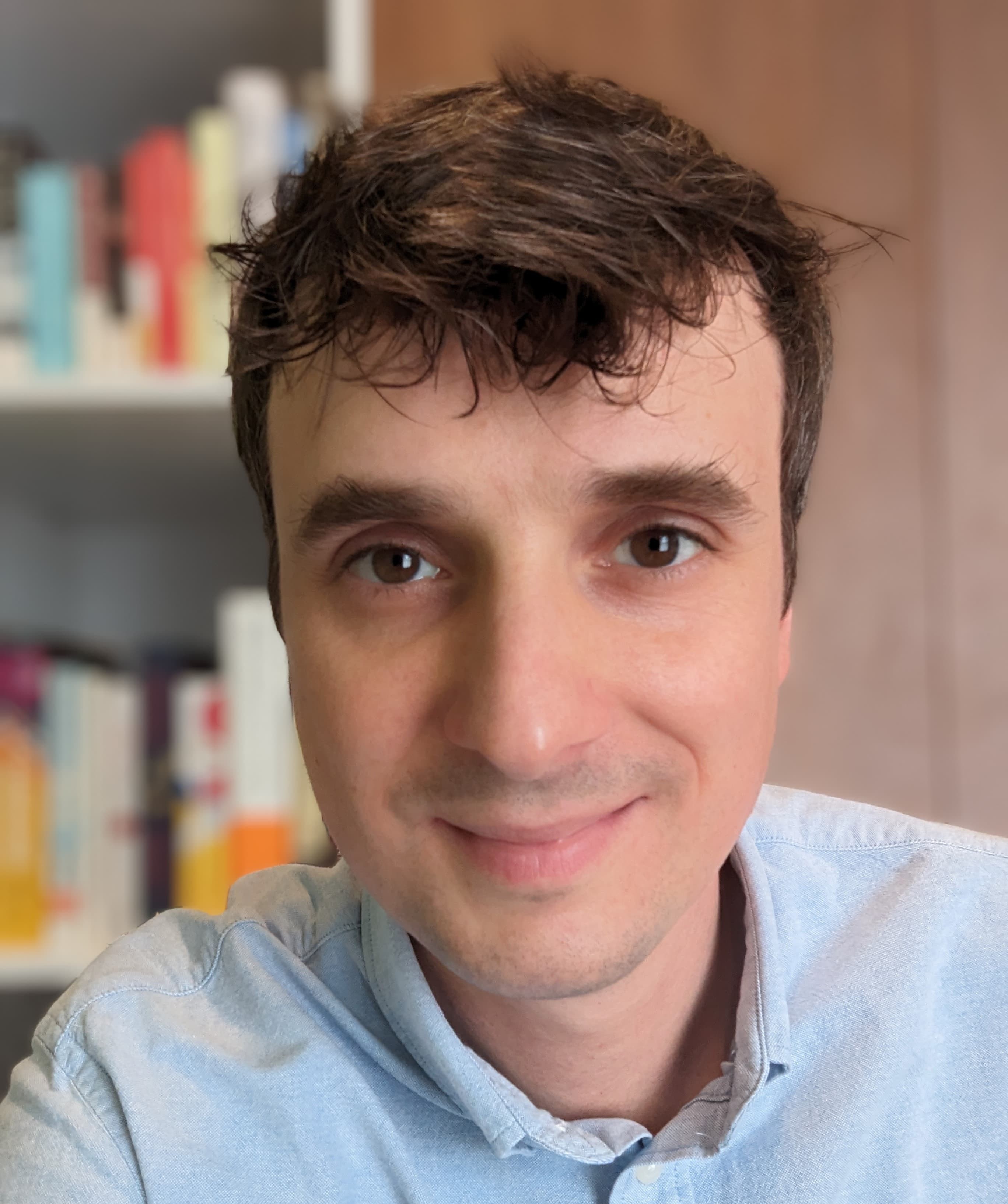 Teacher Lukas đang mỉm cười